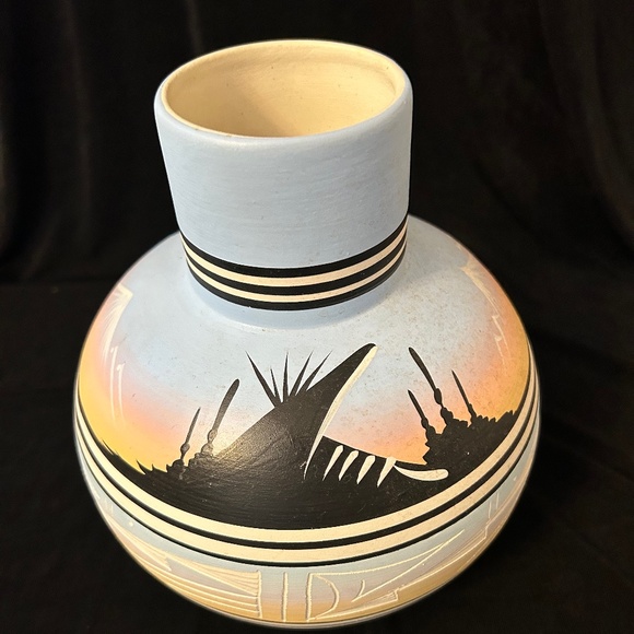 Navajo Native American signed hand painted pottery. - Picture 2 of 8